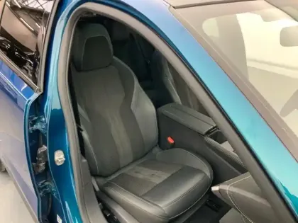 Photo 8 Peugeot 408  Hybrid 136 e-DCS6 GT