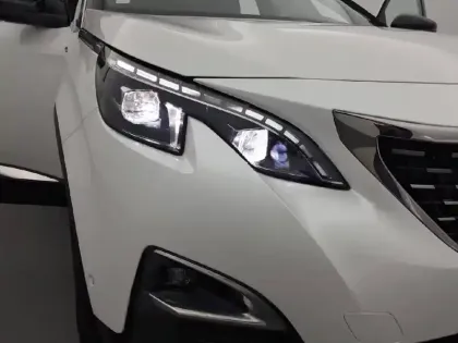 Photo 52 Peugeot 3008  Hybrid 225 e-EAT8