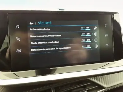 Photo 21 Peugeot 2008  BlueHDi 110 S&S BVM6