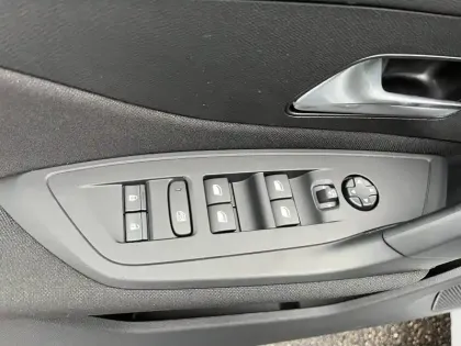 Photo 13 Peugeot 308  Hybrid 145 e-DCS6