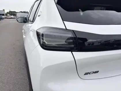 Photo 16 Peugeot 208  Hybrid 136 e-DCS6