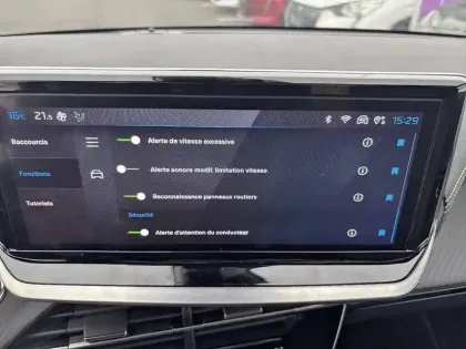 Photo 17 Peugeot 208  Hybrid 136 e-DCS6