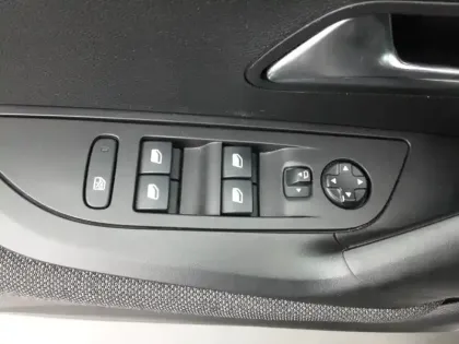 Photo 17 Peugeot 2008  PureTech 130 S&S EAT8