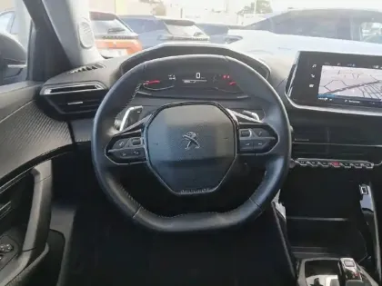 Photo 8 Peugeot 2008  PureTech 130 S&S EAT8