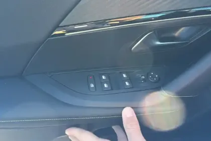 Photo 24 Peugeot 2008  Hybrid 136 e-DCS6