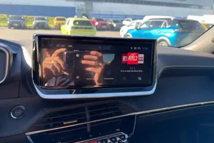 Photo 15 Peugeot 2008  Hybrid 136 e-DCS6