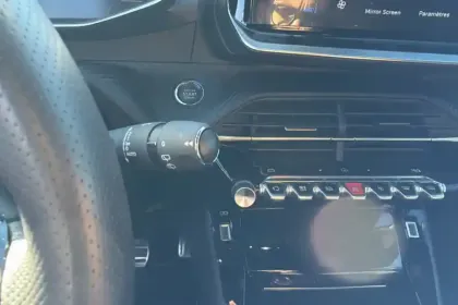 Photo 18 Peugeot 2008  Hybrid 136 e-DCS6