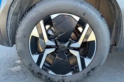 Photo 13 Peugeot 2008  Hybrid 136 e-DCS6