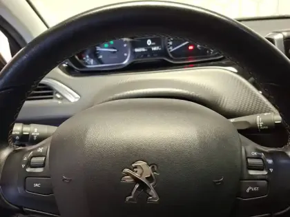 Photo 21 Peugeot 2008  BlueHDi 100ch S&S BVM5