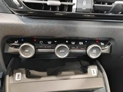 Photo 12 Citroën C4 e- 136 ch Automatique Feel Pack