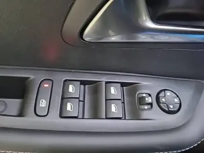 Photo 31 Peugeot 208  Hybrid 100 e-DCS6