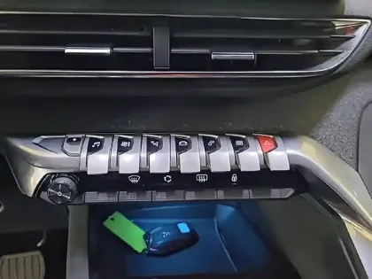 Photo 24 Peugeot 3008  Hybrid 225 e-EAT8