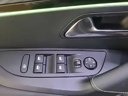 Photo 31 Peugeot 2008  PureTech 130 S&S EAT8