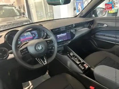 Photo 14 Alfa Romeo Junior  Elettrica 156ch Techno