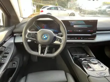 Photo 32 BMW Serie 5 Série 5 530e 299ch M Sport xDrive