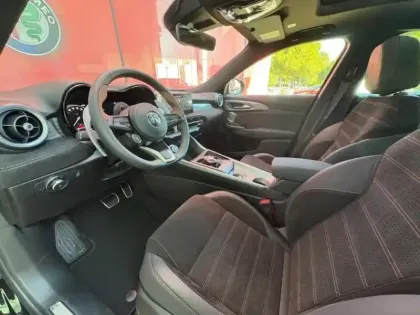 Photo 9 Alfa Romeo Tonale  1.5 Ibrida 160ch Intensa TCT