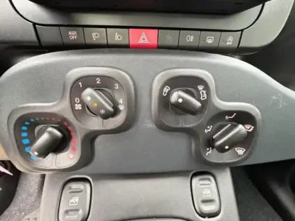 Photo 14 Fiat Panda  Pandina 1.0 65ch BSG S&S Icône