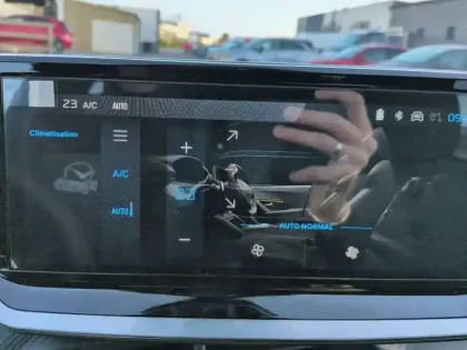 Photo 38 Peugeot 2008  Hybrid 145 e-DCS6