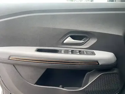 Photo 10 Dacia Jogger  Hybrid 140 7 places GSR2