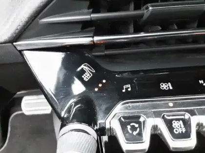 Photo 21 Peugeot 208  Electrique 50 kWh 136ch