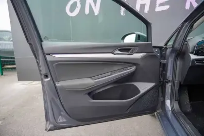 Photo 15 Volkswagen Golf  1.0 eTSI OPF 110 DSG7