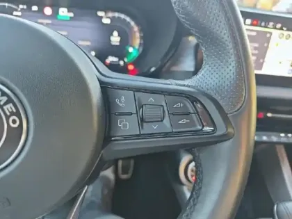 Photo 12 Alfa Romeo Tonale  1.3 PHEV 280ch Edizione Speciale AT6 e-Q4