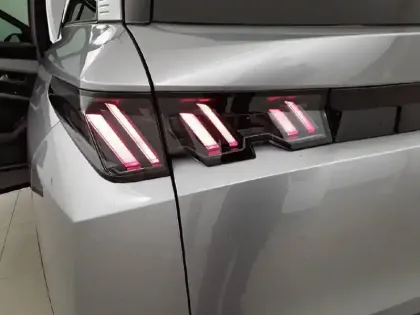 Photo 16 Peugeot 5008  Hybrid 145 e-DCS6