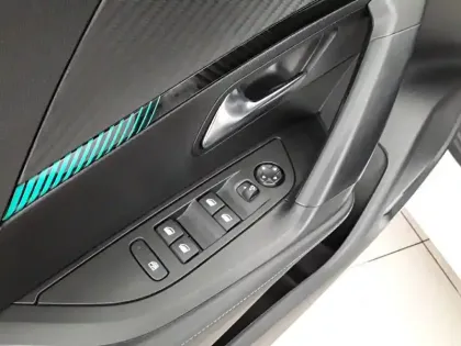 Photo 61 Peugeot 2008  PureTech 130 S&S EAT8