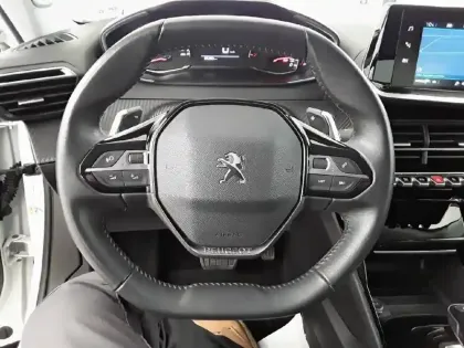 Photo 8 Peugeot 2008  PureTech 130 S&S EAT8