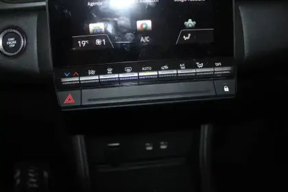 Photo 33 Renault Captur  E-Tech full hybrid 145 ch