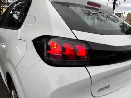 Photo 16 Peugeot 208  PureTech 75 S&S BVM5