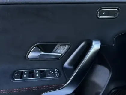 Photo 12 Mercedes Classe A 200 d AMG Line