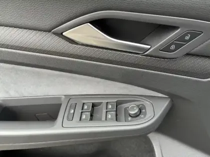 Photo 9 Volkswagen Golf  1.5 eTSI OPF 150ch R-Line DSG7