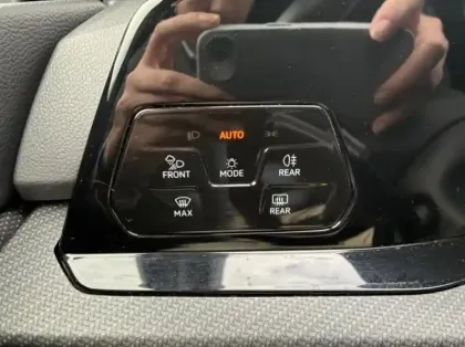 Photo 10 Volkswagen Golf  1.5 eTSI OPF 150ch R-Line DSG7