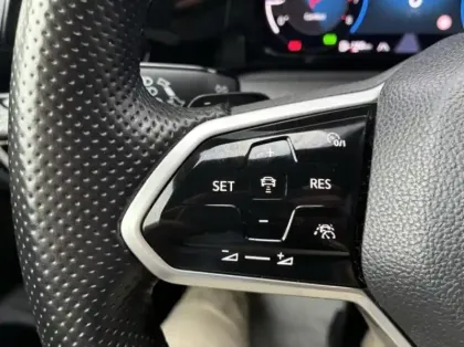 Photo 13 Volkswagen Golf  1.5 eTSI OPF 150ch R-Line DSG7