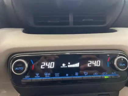 Photo 11 Toyota Yaris  116h Iconic 5p