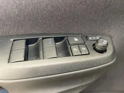 Photo 14 Toyota Yaris  116h Iconic 5p