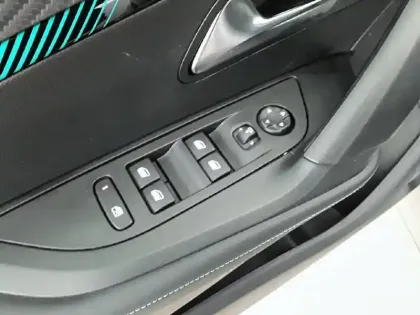 Photo 60 Peugeot 2008  BlueHDi 130 S&S EAT8