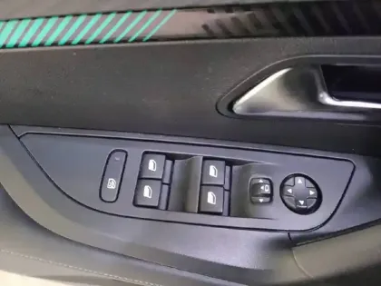 Photo 29 Peugeot 2008  PureTech 100 S&S BVM6