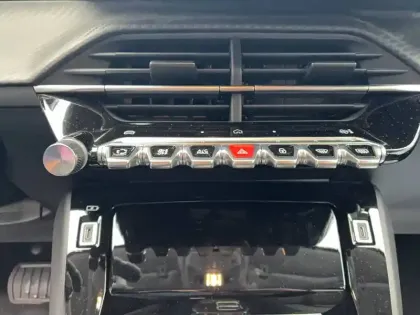 Photo 28 Peugeot 208  Hybrid 136 e-DCS6