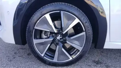 Photo 12 Peugeot 208  Electrique 50 kWh 136ch