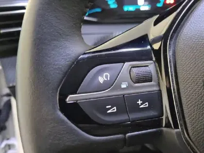 Photo 27 Peugeot 208  Electrique 50 kWh 136ch