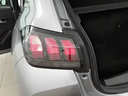 Photo 16 Peugeot 208  PureTech 75 S&S BVM5