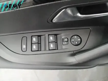 Photo 29 Peugeot 2008  PureTech 100 S&S BVM6