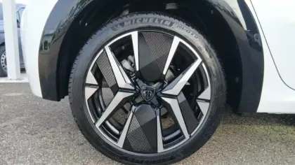 Photo 13 Peugeot 208  Hybrid 100 e-DCS6