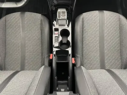 Photo 46 Peugeot 2008  Hybrid 136 e-DCS6