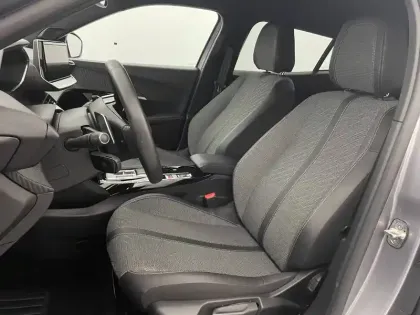 Photo 13 Peugeot 2008  Hybrid 136 e-DCS6