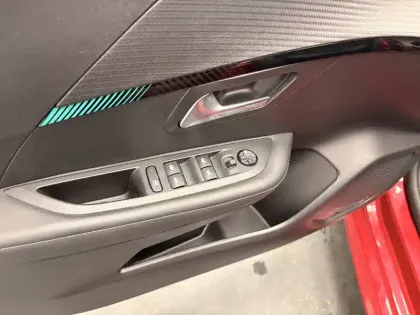 Photo 16 Peugeot 208  PureTech 100 S&S EAT8