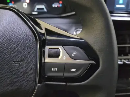 Photo 28 Peugeot 208  PureTech 100 S&S BVM6