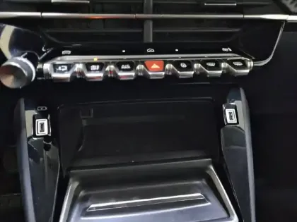 Photo 24 Peugeot 208  PureTech 100 S&S BVM6